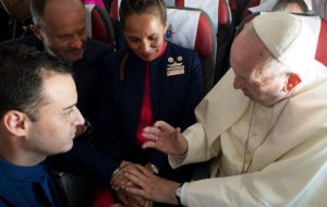 チリ訪問中、ローマ法王が機内で結婚式を執行