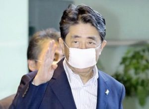 アベノマスクを付けた安倍総理大臣